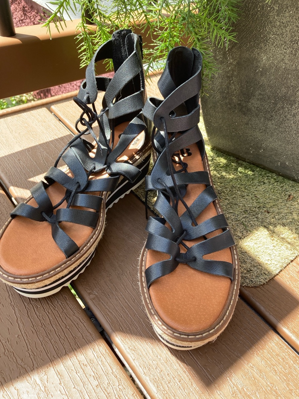 GB Gianni Bini Size 8.5 Whirrl Wind black gladiator lace up platform sandals